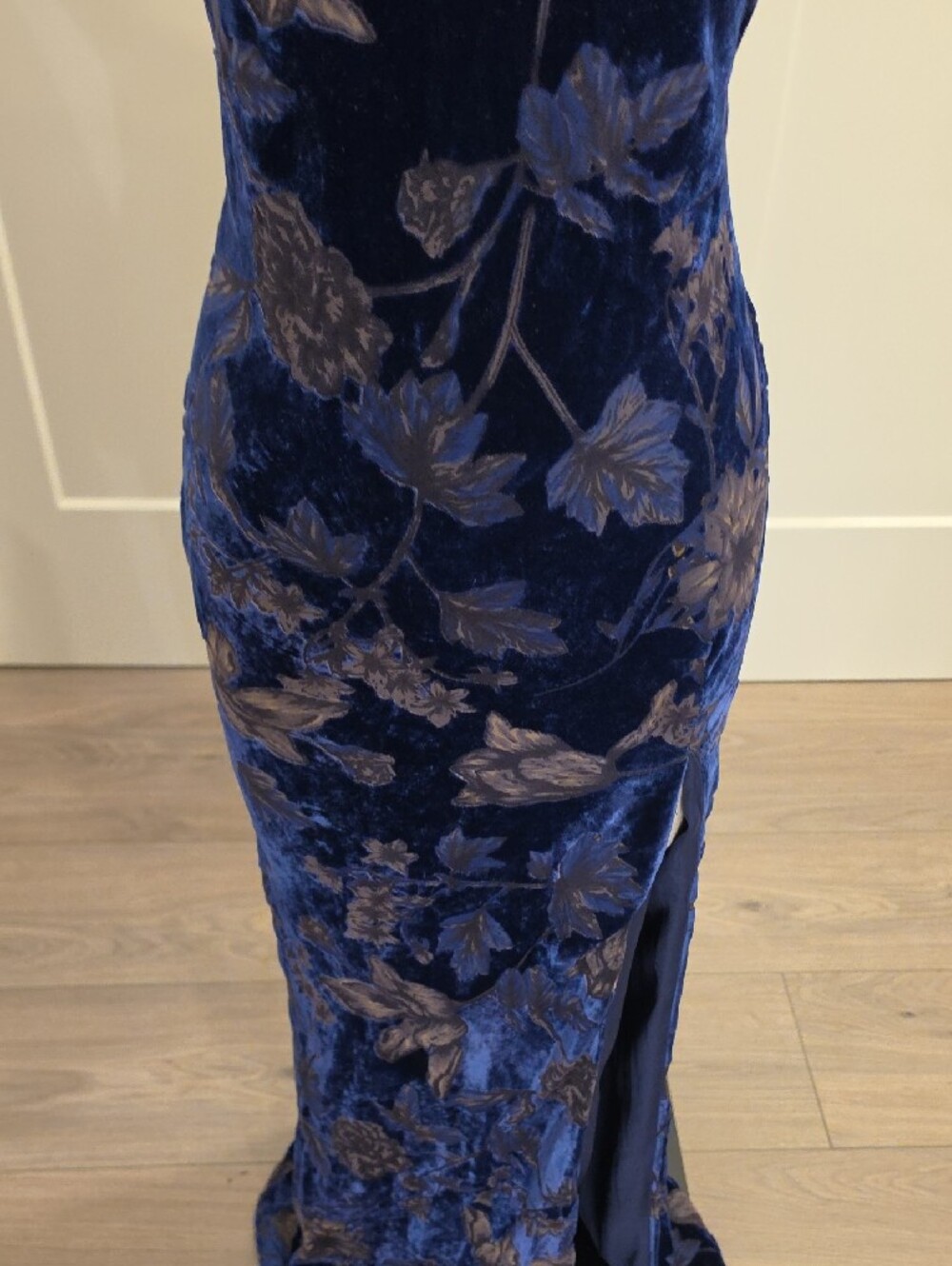Lulu’s Navy Floral Velvet high neck Halter maxi Dress w/slit and open back SizeM - Picture 5 of 11